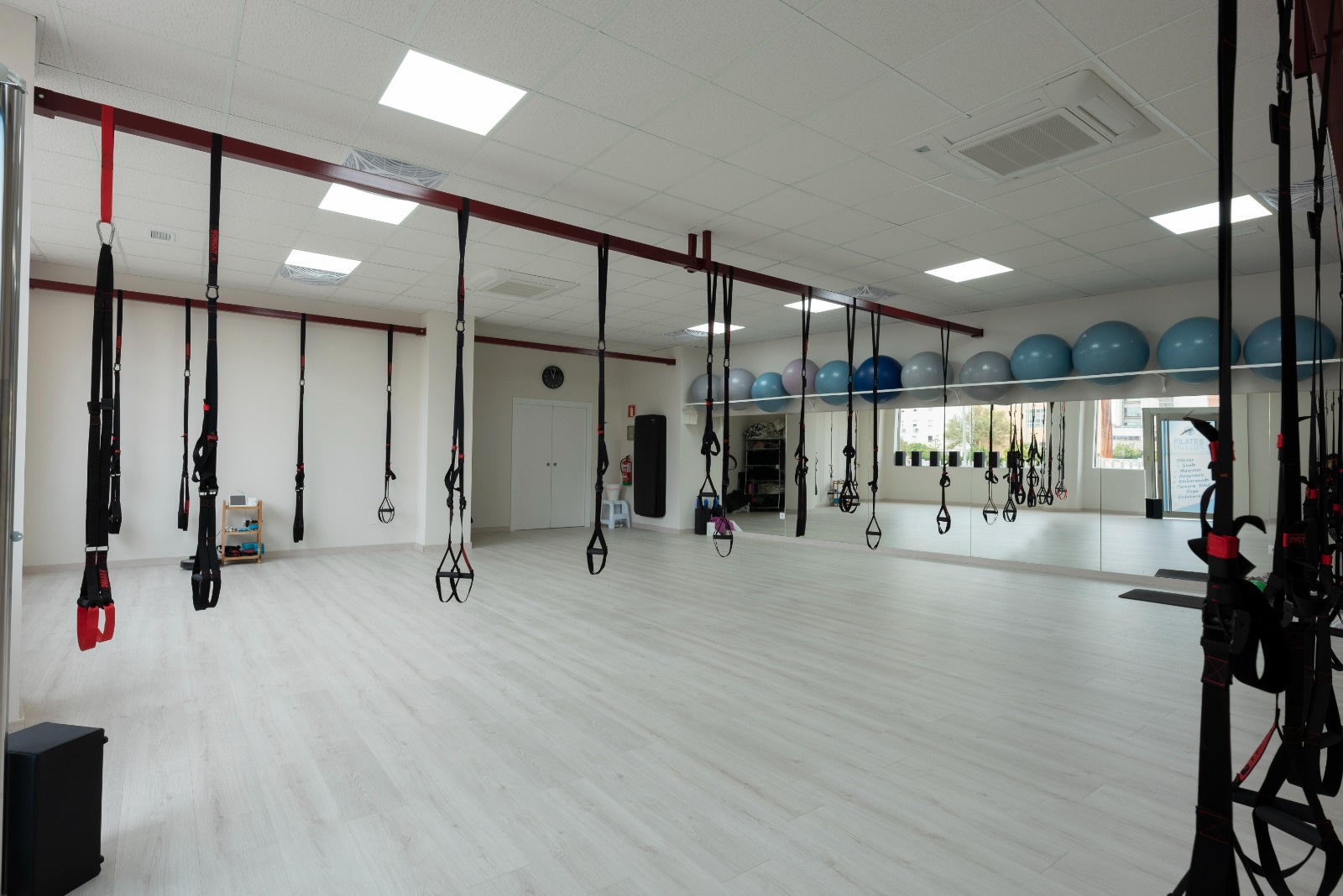 Ejercicio de Pilates en máquina en Pilates Huelva